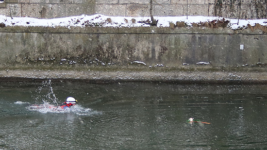 3x wurde das Kreuz in die eiskalte Isar geworfen und wieder von Schwimmern herausgeholt (©Foto: Martin Schmitz)